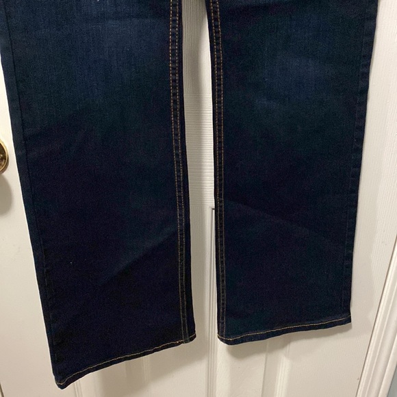 Stitch details on point - Picture 2 of 8